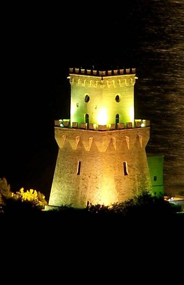 Torre illuminata di notte